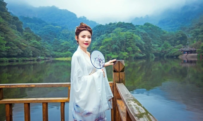숲이 우거진 언덕에 둘러싸인 월성호