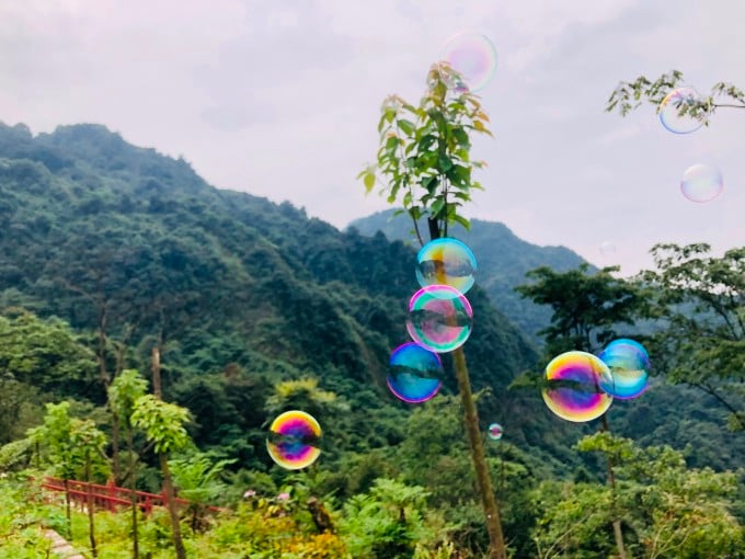 Hikers on the Zhao Gong Shan trail