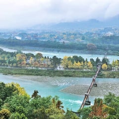 Fluss und traditionelle Gebäude im Landschaftsgebiet von Dujiangyan