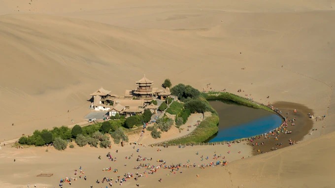 Manantial de la Luna Creciente rodeado de dunas