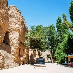 Acantilados de las Cuevas de los Mil Budas del Oeste