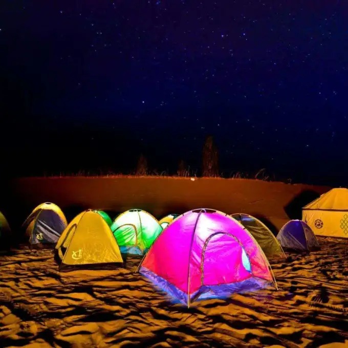 Tiendas de campaña en un campamento del desierto cerca de Mingsha Shan