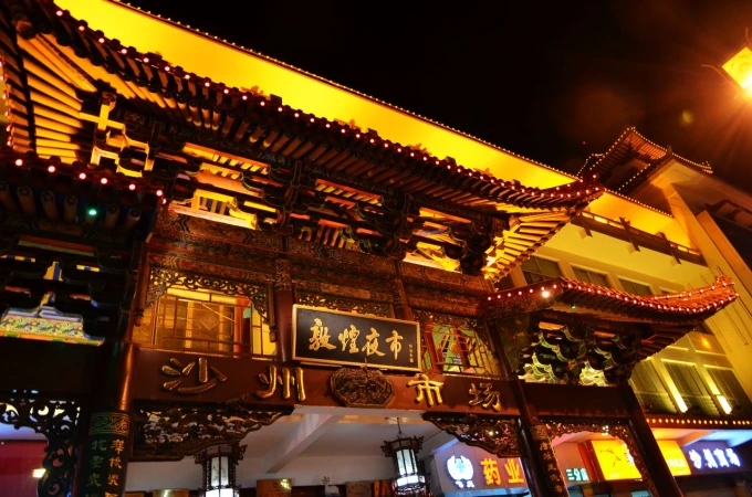 Puestos del mercado nocturno de Shazhou en Dunhuang