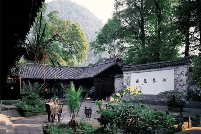 森に囲まれた山の中の洪椿坪の寺