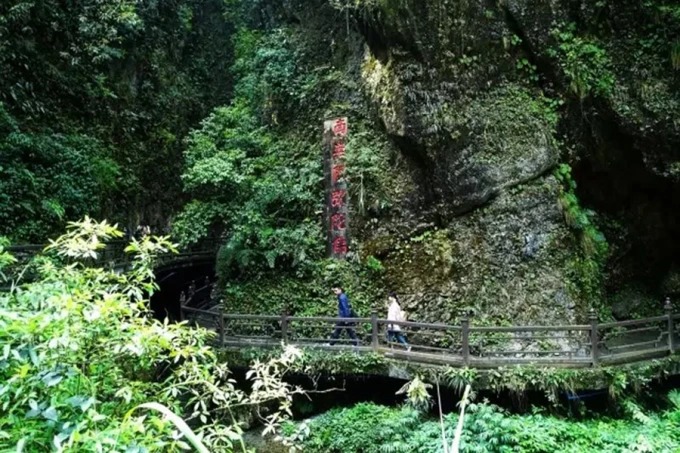 一線天峡谷の断崖と小川