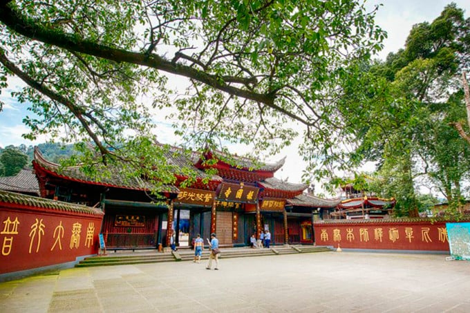 報国寺の石段と寺院建築