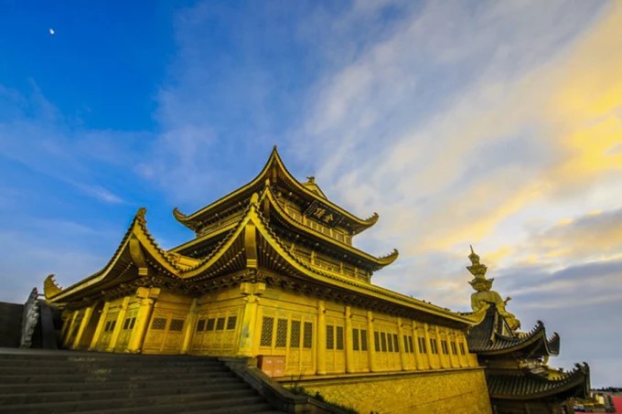 Goldene Samantabhadra-Statue am Jinding auf dem Emei Shan