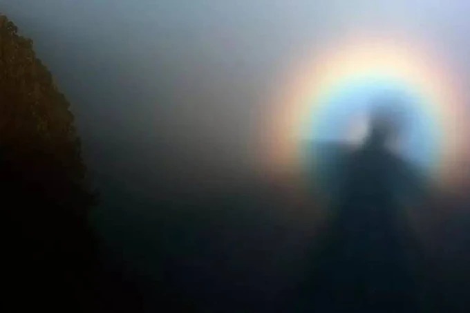雲の上に現れた仏光の色の輪