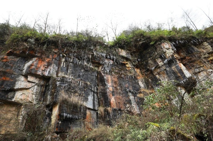 峡谷の岩壁に下がる氷柱