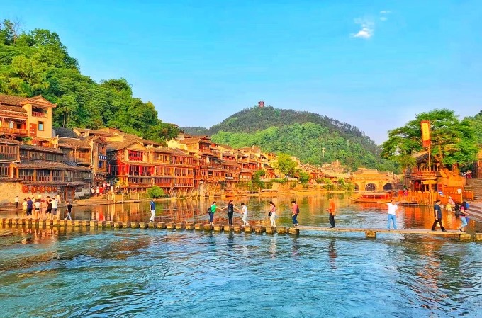 Pont de pierres sur la rivière Tuojiang
