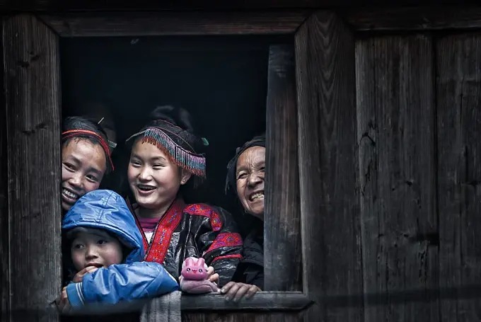 Architecture villageoise traditionnelle dans la campagne miao