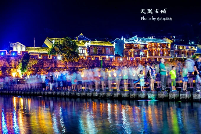 Vieille ville de Fenghuang illuminée la nuit