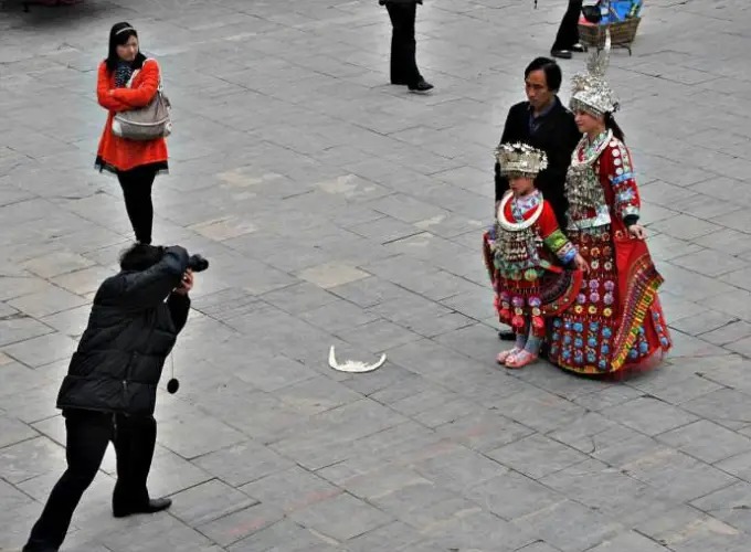 Tenue traditionnelle de style miao pour les photographies
