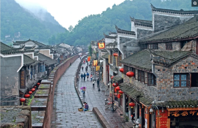 Ruelle étroite et pavée dans la vieille ville de Fenghuang