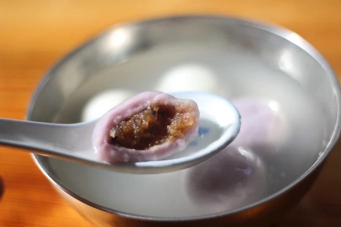 Cuencos de tangyuan dulce y yuanxiao salado