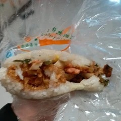 Un rollo de arroz de Fuzhou con rellenos salados