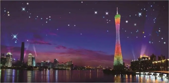 Der Perlfluss und die Skyline von Guangzhou bei Nacht beleuchtet