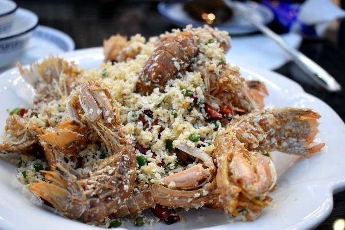 Fangschreckenkrebse mit Salz und Pfeffer in einem Spätrestaurant in Guangzhou