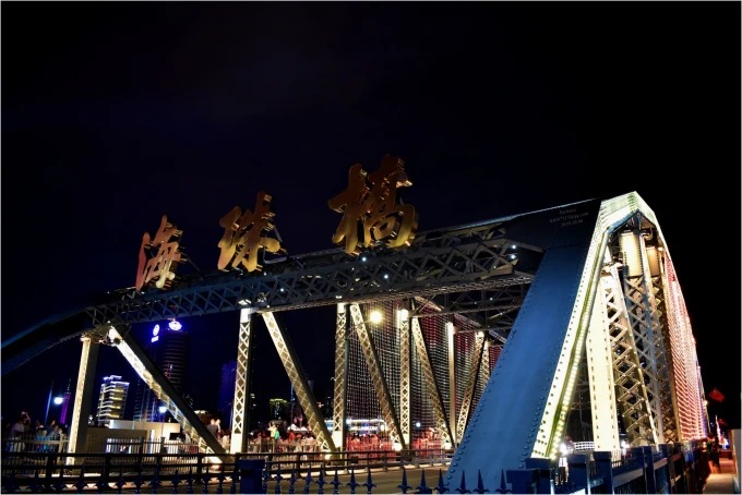 Händler auf dem Morgendämmerungsmarkt an der Haizhu-Brücke in Guangzhou