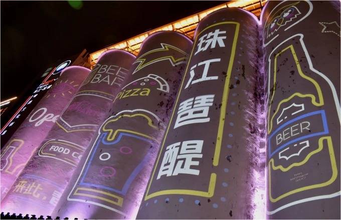 Gebäude am Flussufer am Zhujiang Party Pier in Guangzhou