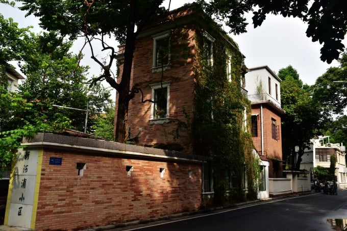 Niedrige historische Häuser und grüne Gassen in Xinhepu im alten Dongshan, Guangzhou
