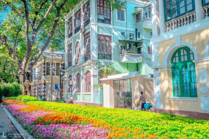 Rua arborizada com edifícios da era colonial na Ilha de Shamian