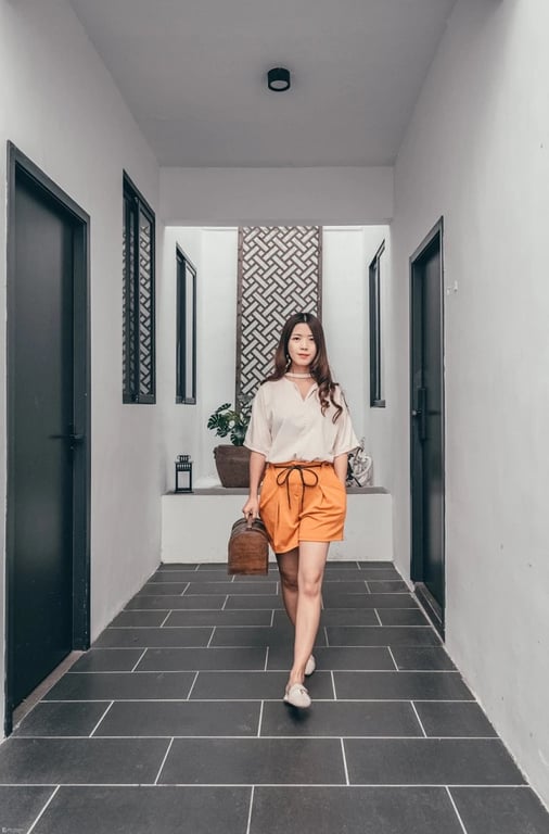 Interior de uma casa de hóspedes de design com iluminação quente