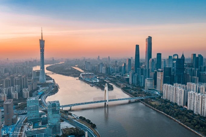 Bäume und niedrige Gebäude im Zentrum von Guangzhou