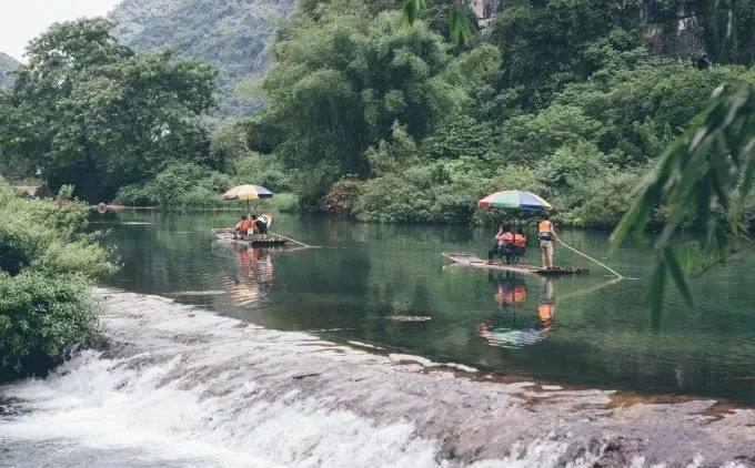 Ein Bambusfloß für zwei Personen auf dem Yulong-Fluss