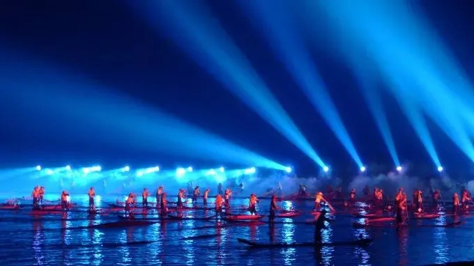 Freiluftaufführung von Impression Liu Sanjie vor Karsthügeln