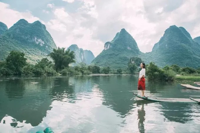 Kalksteingipfel und Flusslandschaft rund um Yangshuo