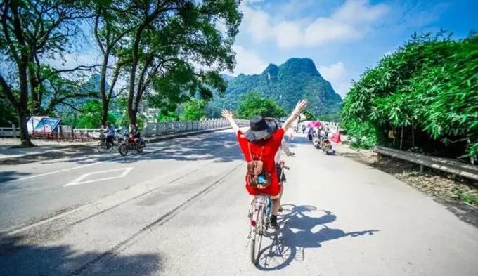 Eine Straße durch die Ten-Mile-Galerie bei Yangshuo