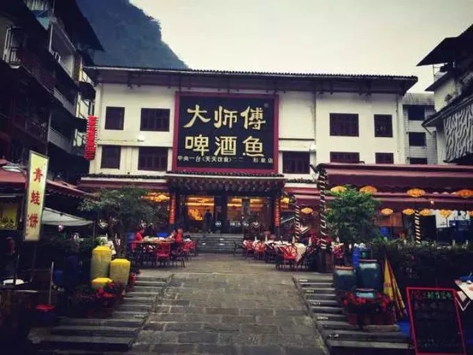Bierfisch, eine Yangshuo-Spezialität, in einer breiten Pfanne zubereitet