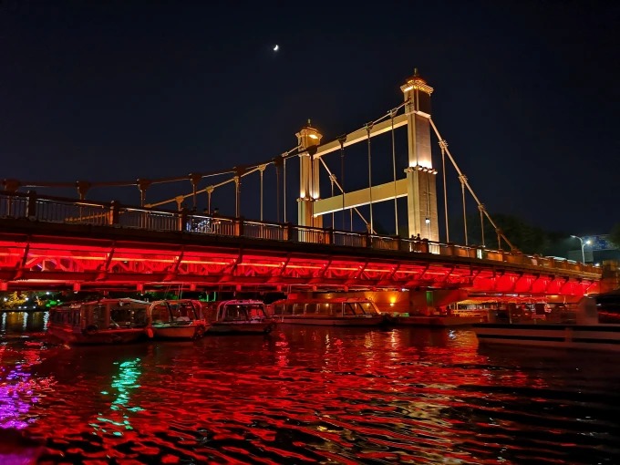 Passadiço à beira do lago em Guilin
