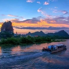 Um barco de turismo no canal central de Guilin
