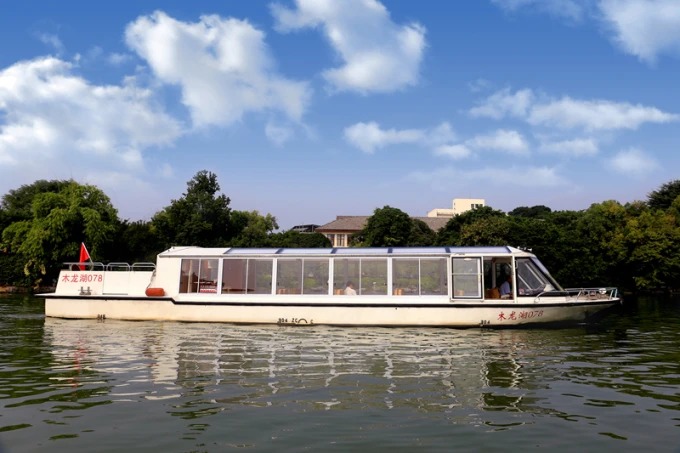 Um barco de excursão diurno nos lagos de Guilin
