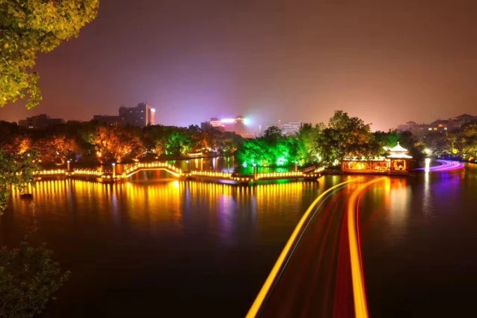 Iluminação nocturna ao longo dos quatro lagos de Guilin