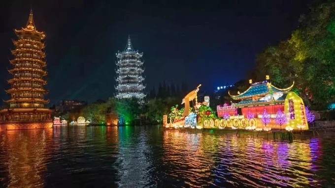 Os Pagodes do Sol e da Lua de Guilin iluminados à noite
