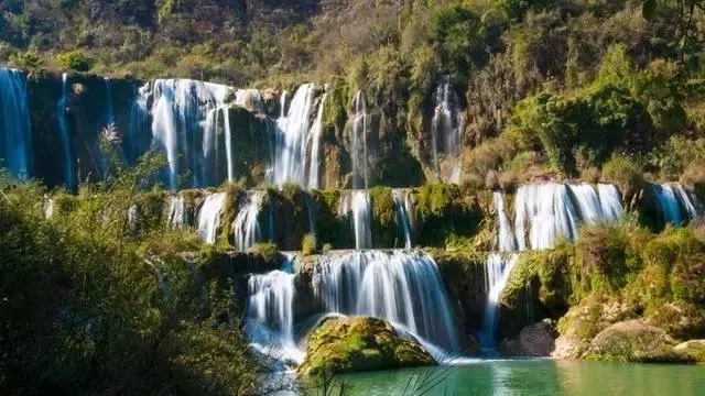 Cascade et bassins verts dans l’ensemble des cascades de Jiulong