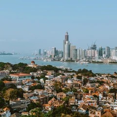 Historische Villen und von Bäumen gesäumte Gassen auf Gulangyu