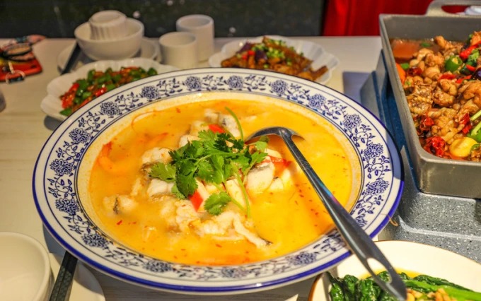 Pescado cocinado en un caldo ácido con marisco
