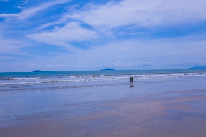 Meer und Küstenlinie unter dem weiten Himmel von Haikou