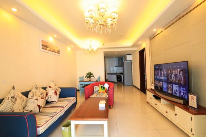 Interior de un apartamento con servicios en la bahía de Haikou