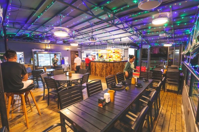 Bar en una azotea con luces de la ciudad en Haikou