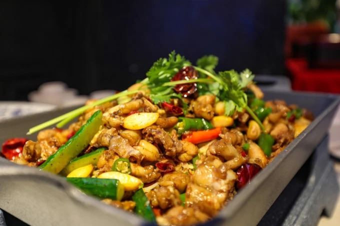 Plato en olla seca servido en un restaurante de Haikou
