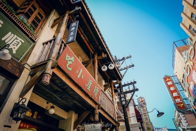Straße mit Shophäusern im historischen Stil in der Feng-Xiaogang-Filmstadt in Haikou