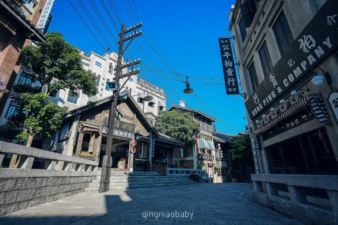 Ruelle ombragée et devantures d’époque à Feng Xiaogang Movie Town
