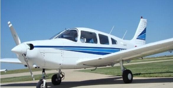 Una avioneta en tierra antes de un vuelo panorámico
