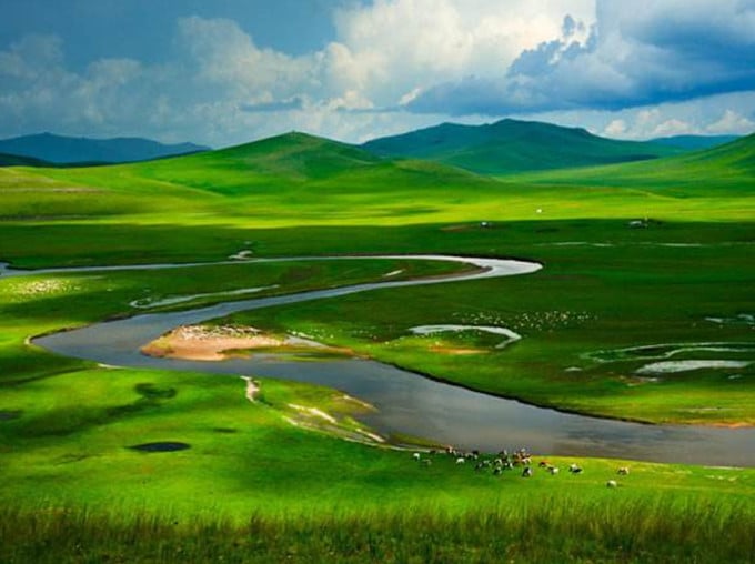 Bends of the Moriger River across green grassland