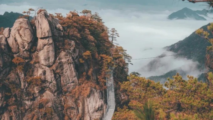 Autumn mountains at Daming Mountain in Lin'an